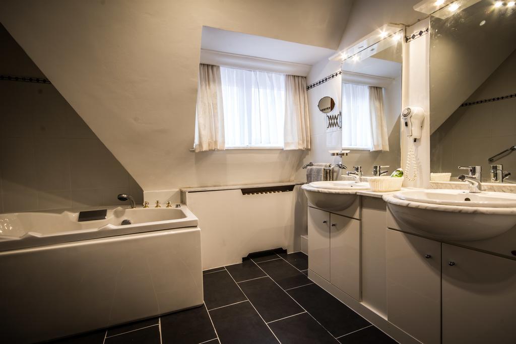 Les Hirondelles Bed & Breakfast