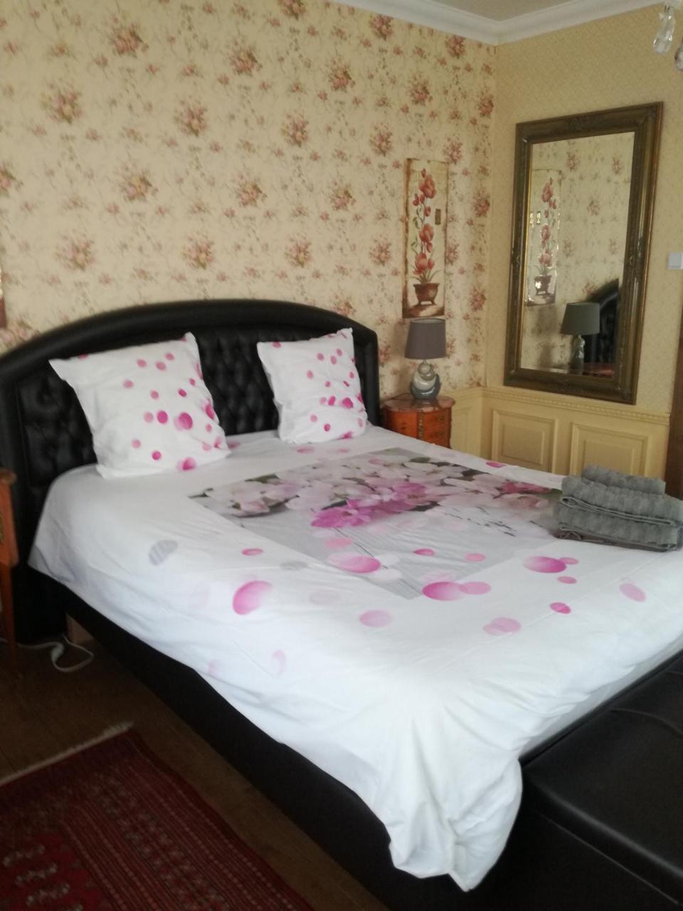 Les Hirondelles Bed & Breakfast 3*